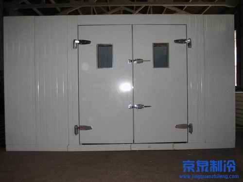 安裝好的冷庫(kù)雙開(kāi)門